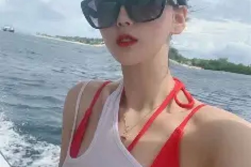 斗鱼女主播忘关摄像头私密画面流出！虚假人设彻底翻车